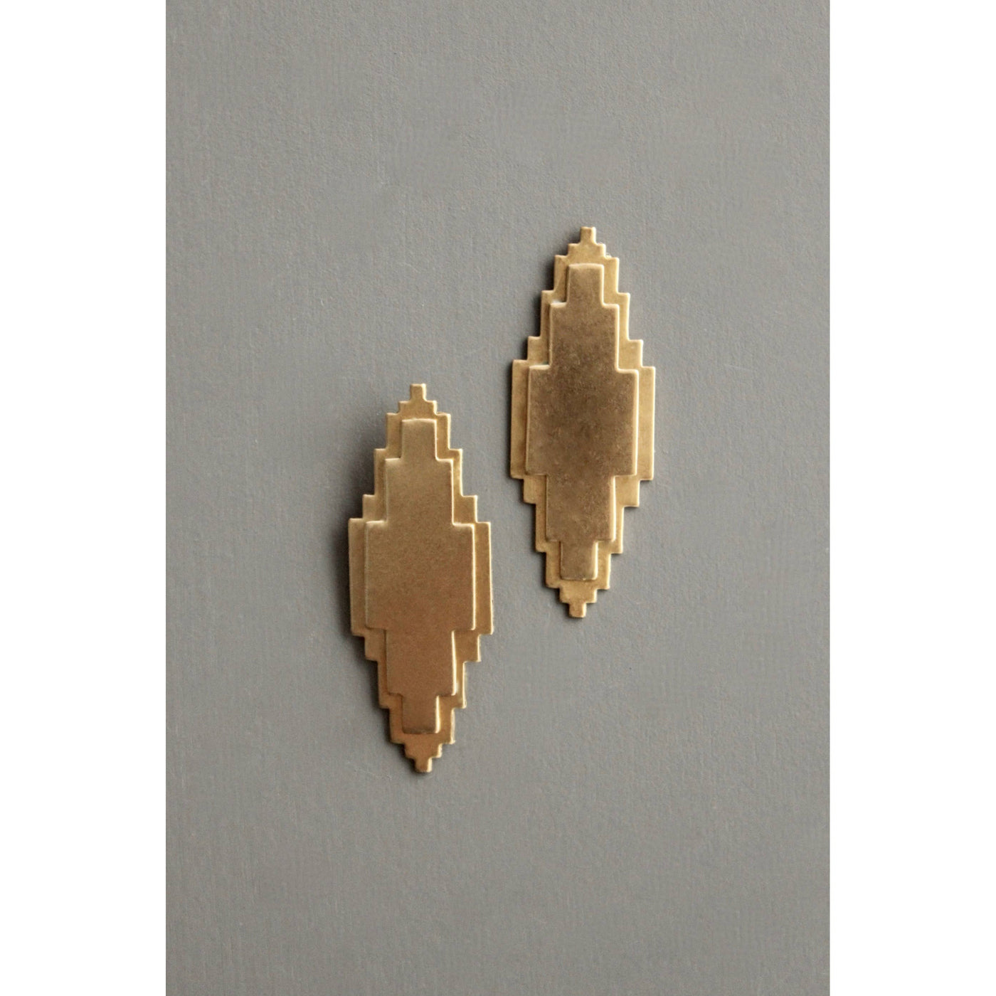 BKNE65 Geometric brass post earrings